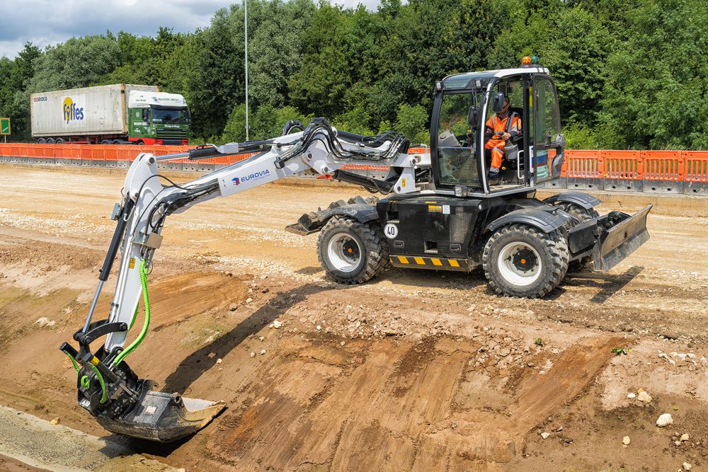 Eurovia Contracting delivers major project supported by brand new JCB Hydradig kit