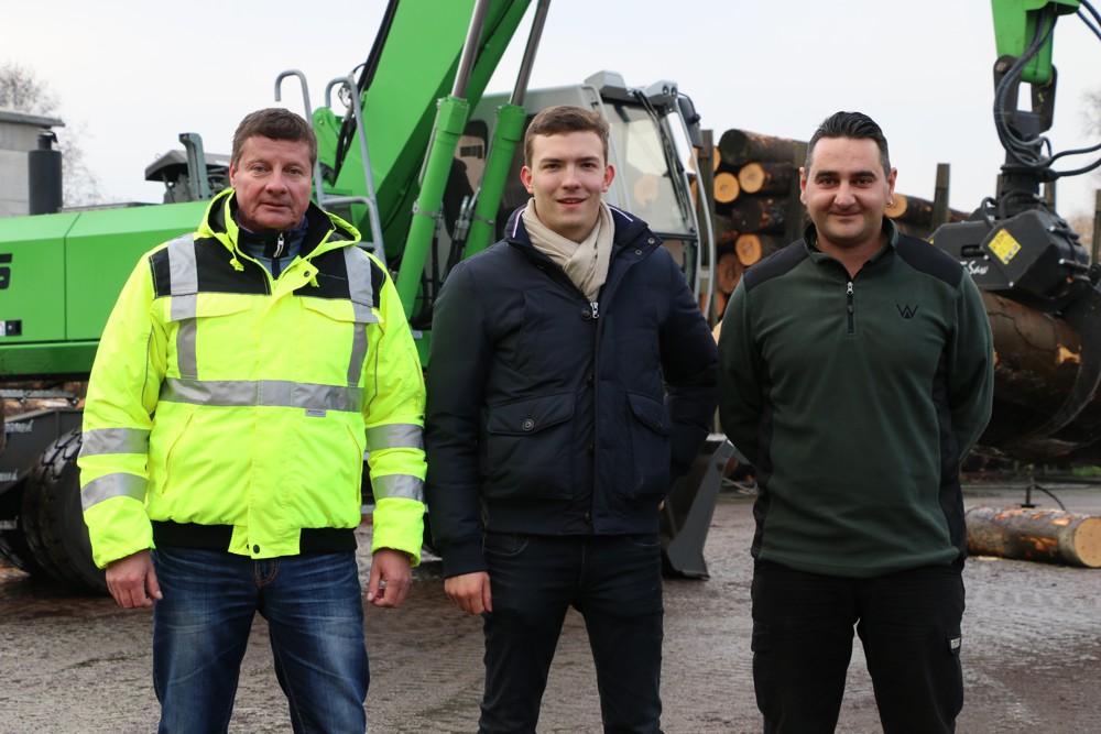 Proud of their special SENNEBOGEN material handler: Driver Thomas Moser and Junior Manager Alexander Palloch, together with Fischer & Schweiger salesman Armin Stark (from right)