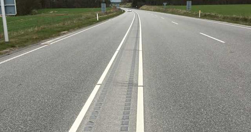 Tactile black markings in the middle of the road can increase traffic safety