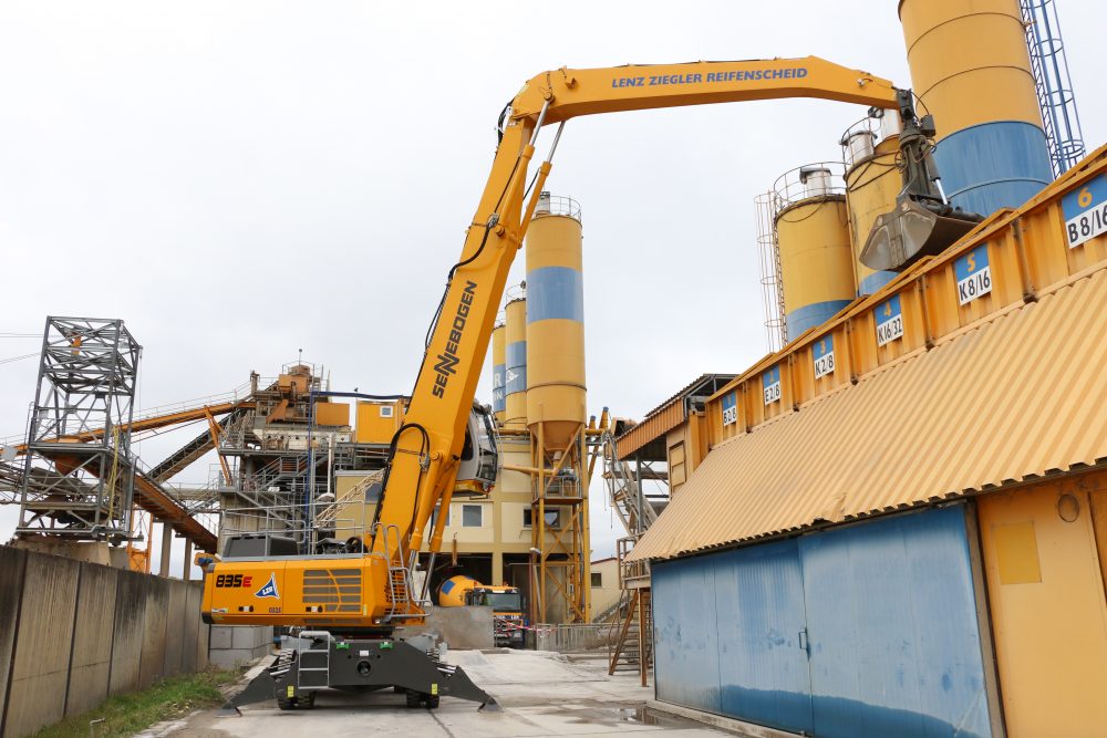 A SENNEBOGEN 835 E-series unit in customer colours is successfully used by Lenz-Ziegler-Reifenscheid in Kitzingen to handle sand and gravel and feed the processing facilities.