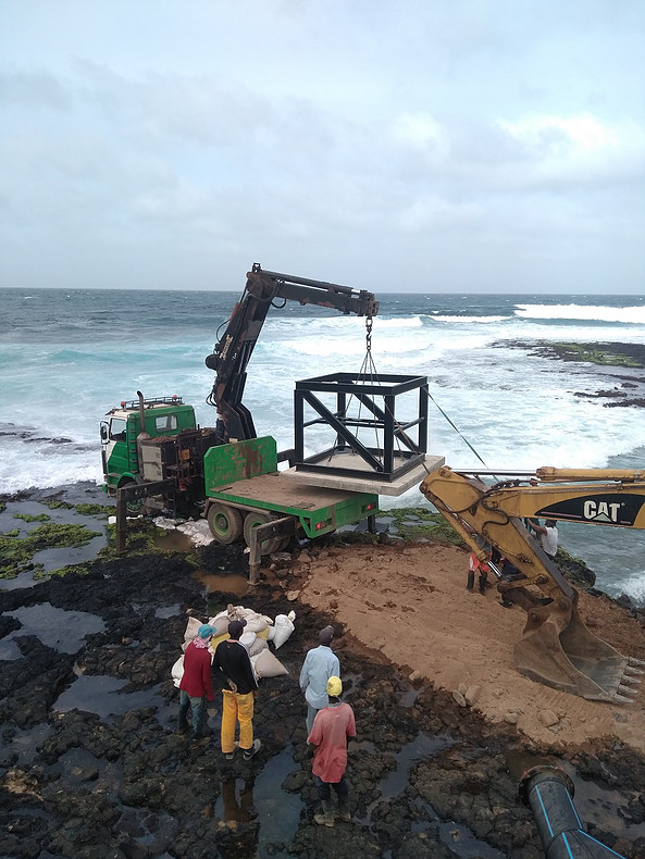 The installation of the water pumps for the shrimp farm on São Vicente by local association Fazenda de Camarão (January 2018)