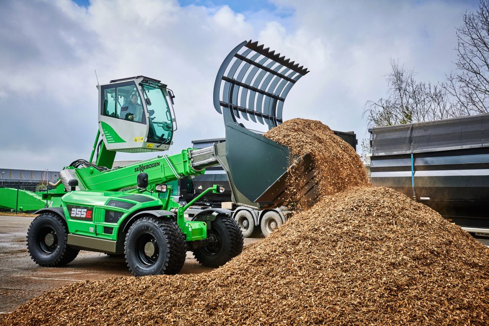 For demanding situations in applications ranging from recycling to agriculture, the new SENNEBOGEN 355 E telehandler with elevating cab and numerous attachments offers a multitude of equipment variants.