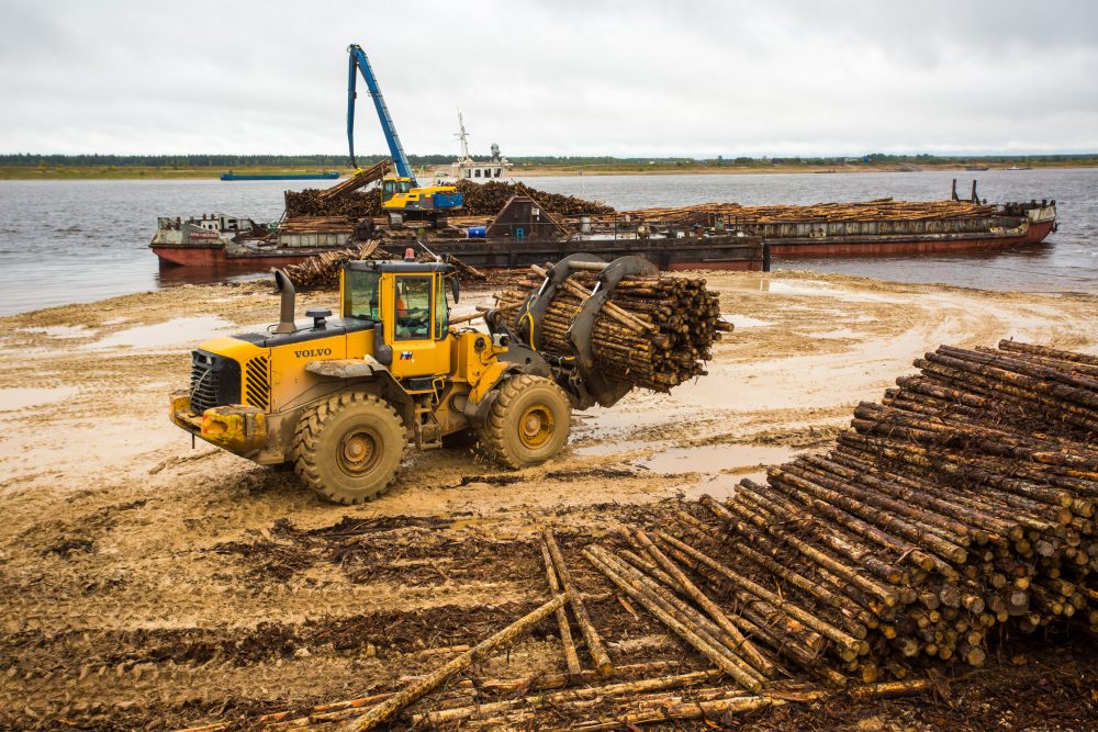 The modified Volvo EC250 crawler excavator and L120 wheel loader working side-by-side along the Northern Dvina river.
