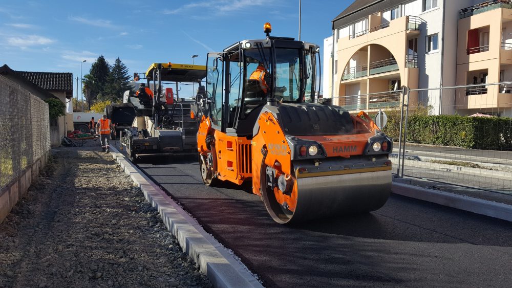 Various trials with Eiffage in south west France demonstrated: the HD+ 90i PH achieved the same compaction performance as the comparable conventional 9-t roller.