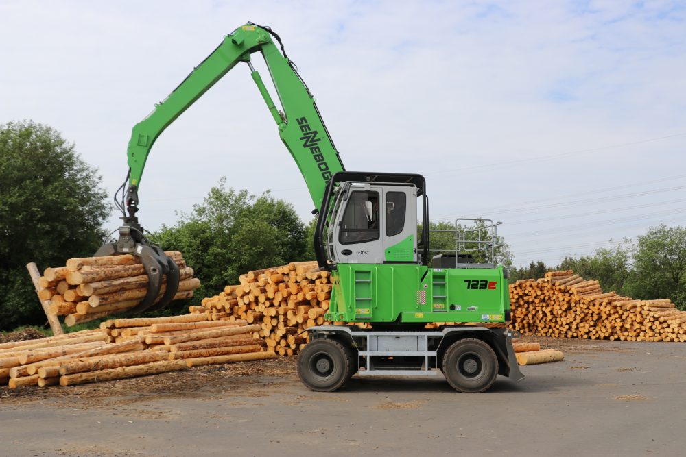 “A key piece of equipment in our sawmill and in the log yard,” is the glowing review given by Managing Director Bernd Koch in relation to the green SENNEBOGEN 723 material handler. This machine with a reach of 11 m and a 1.25 m² log grapple has been put to use with great success at Sägewerk Koch GmbH in Germany's Westerwald region.