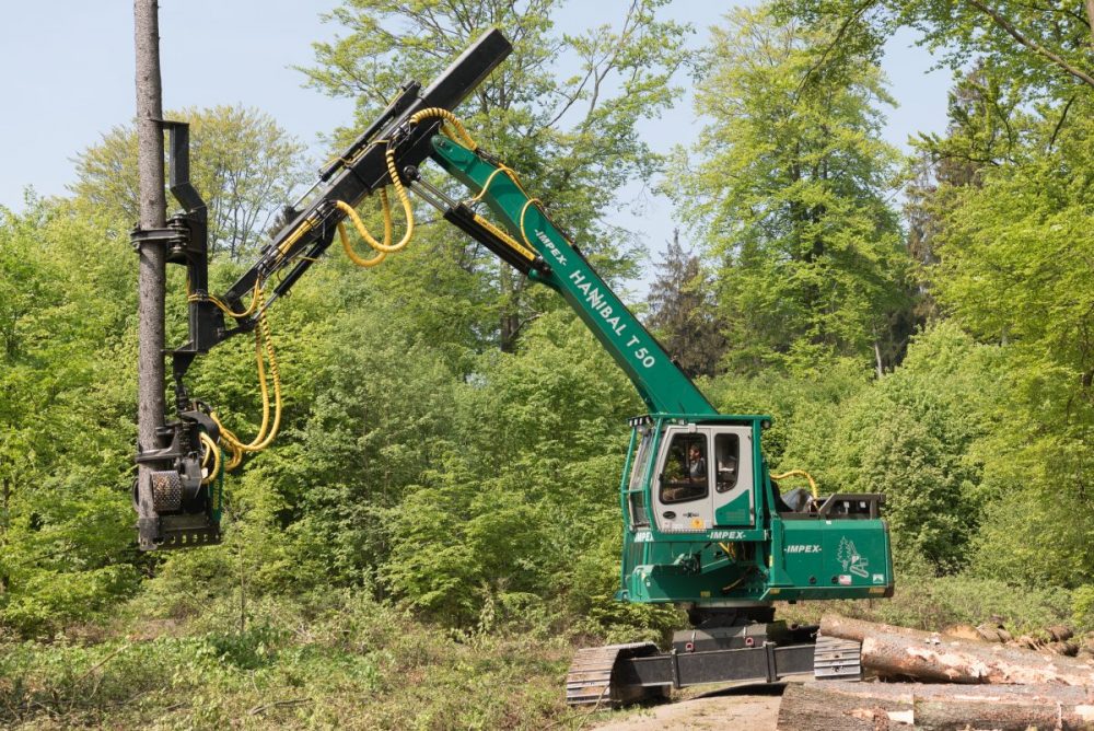At Interforst in Munich from July 18 to 22, SENNEBOGEN will show the 718 E forestry telescopic crane for applications with various van Osch attachments and 13 m reach.