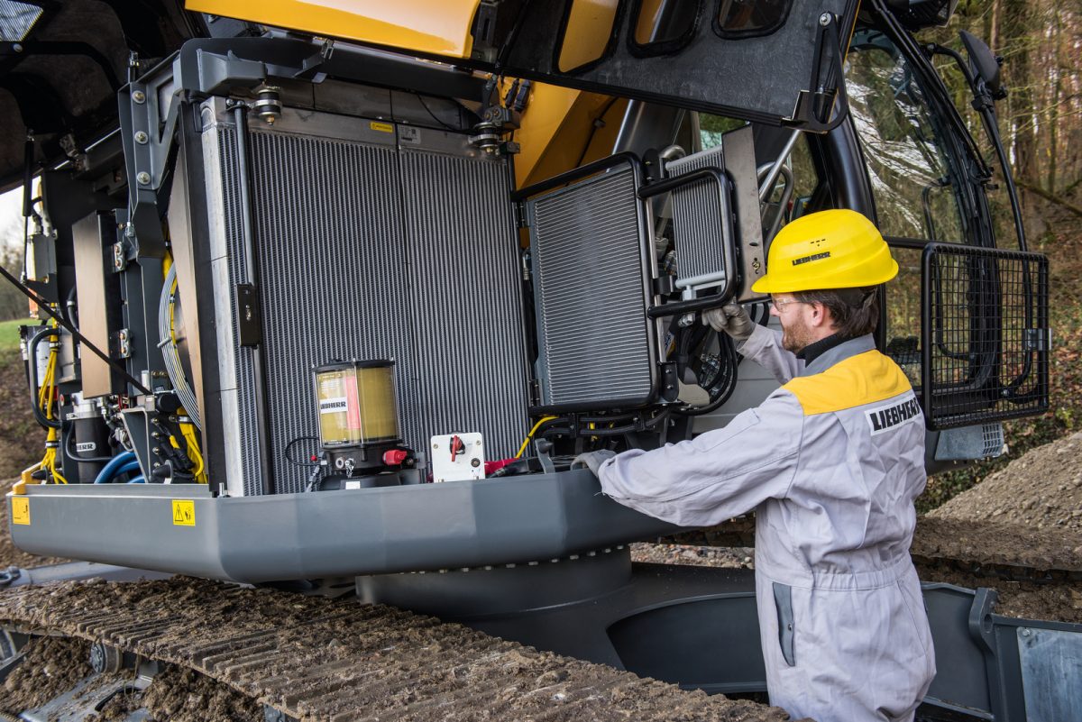 Inspection of the standard fully-automatic centralised greasing system and radiator of the new Liebherr compact excavator.