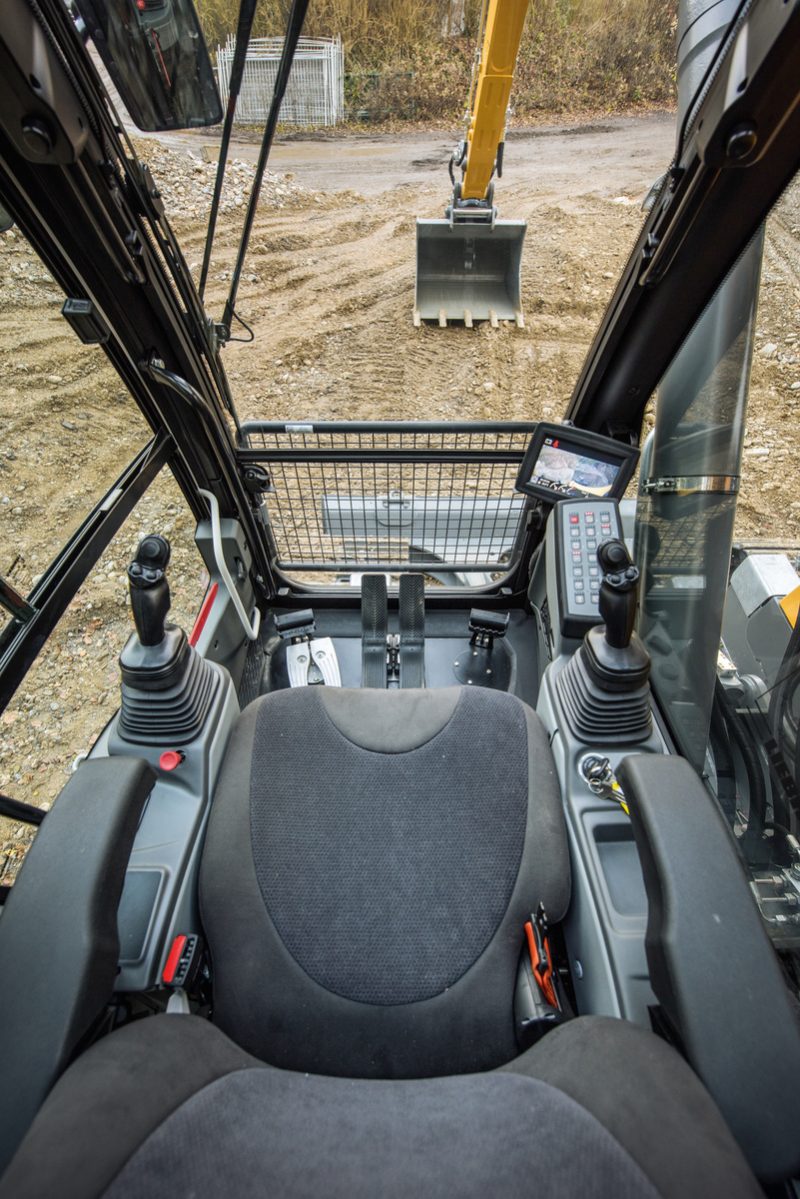 The 7" touch screen colour display in the Liebherr R 926 Compact’s comfortable and spacious cab gives the operator optimal setting, monitoring and control options.