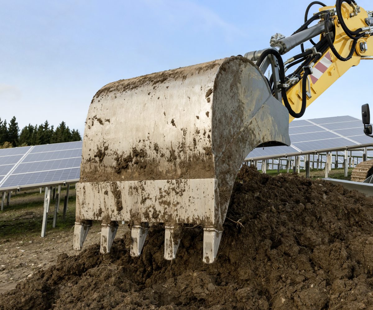Earthmoving work with the Liebherr productivity bucket.