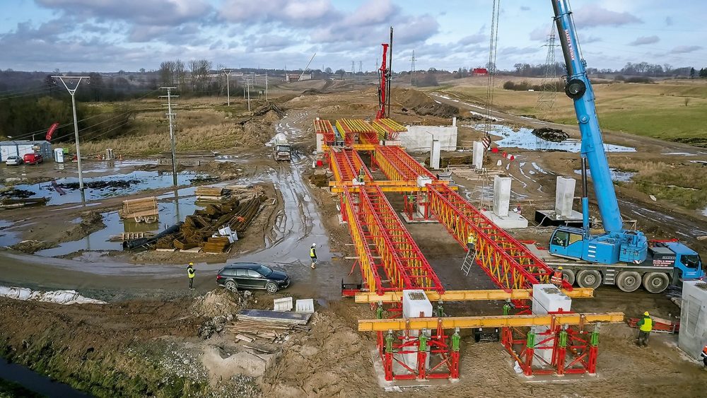 Units pre-assembled at the PERI assembly hall were connected on-site to form pairs of girders with a total length of 20.50 m and 25.50 m respectively.The VRB Heavy-Duty Truss Girders were then lifted as a single unit by crane and mounted on the VST Shoring Tower Frames.