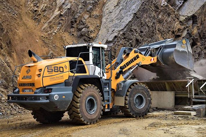 The Liebherr L 580 XPower® wheel loader feeding blast material into a crusher.