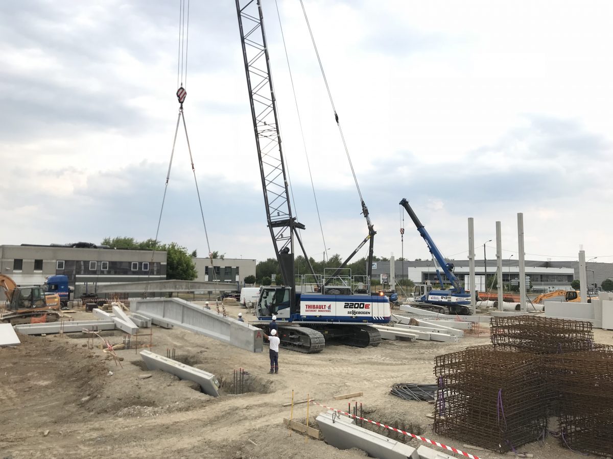 The SENNEBOGEN Crawler Crane 2200R and 643R telescopic cranes complement each other on the jobsite