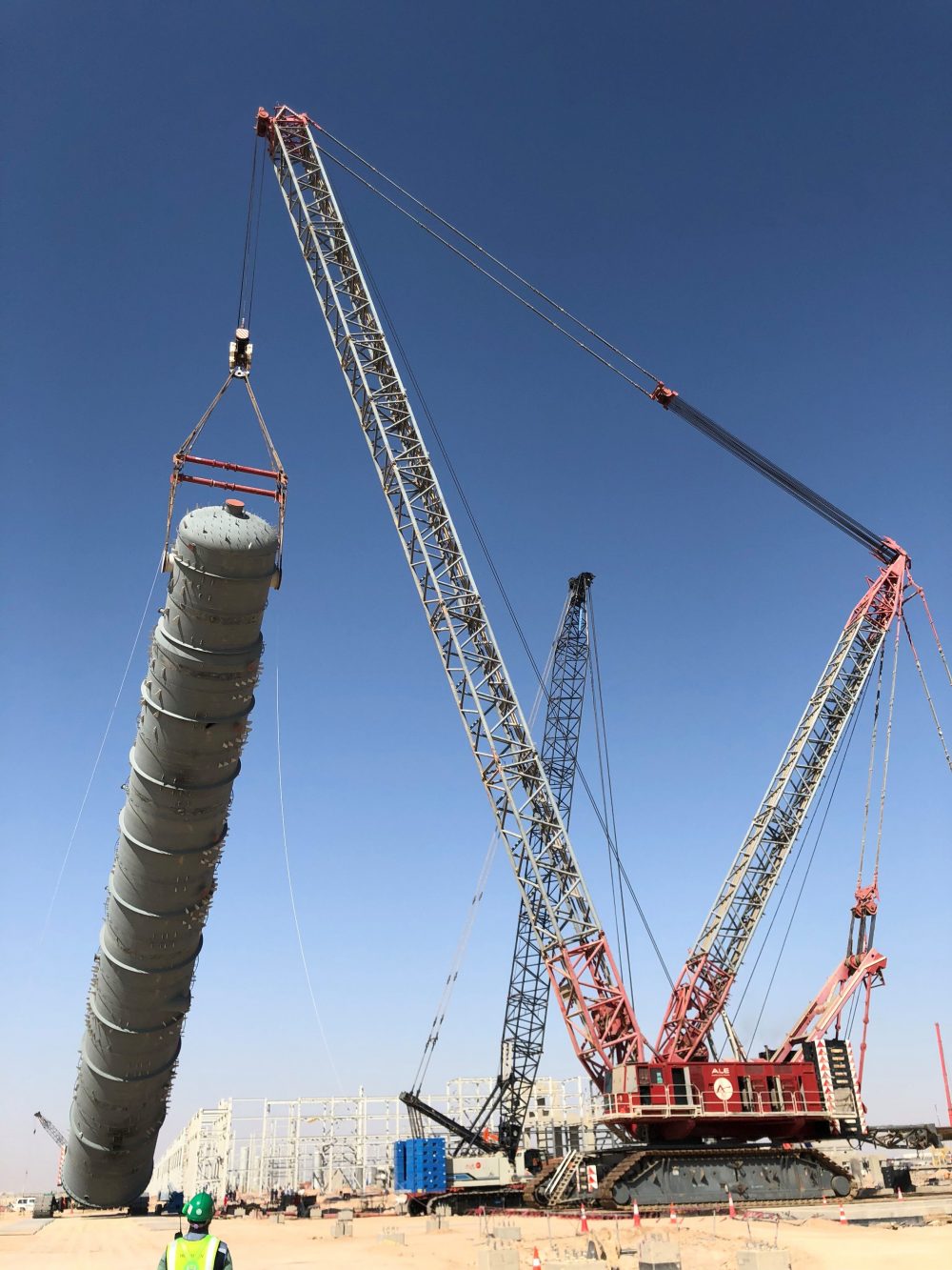 ALE using their CC8800-1 as the main crawler crane to lift one of the refinery components and a CC2800 as tailing crane.