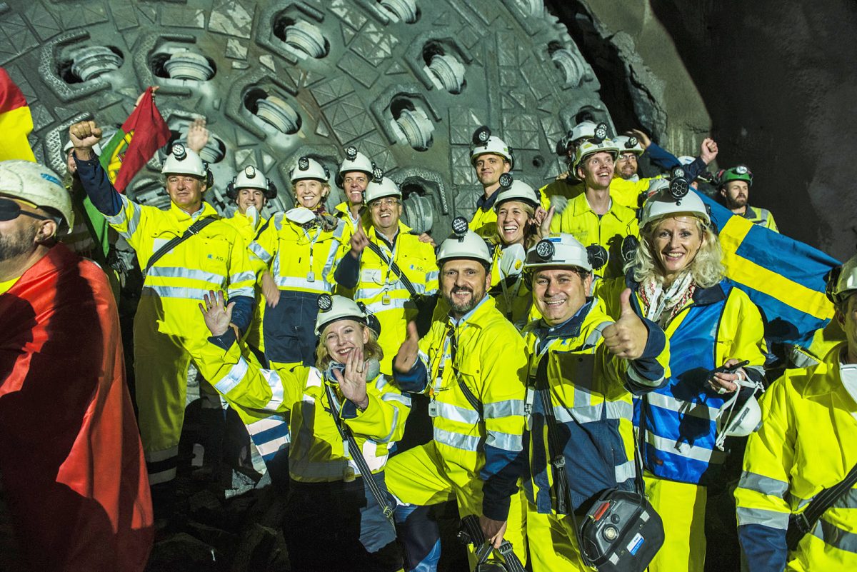 A few minutes after the first breakthrough, after 23 months, Queen Ellisiv also breaks through the tough gneiss. 9 kilometers of tunnelling lie behind the TBMs. Two other tunnel boring machines are currently boring their way through gneiss and hard rock toward Ski.