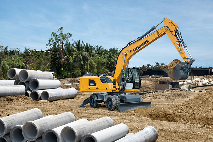 Like all Liebherr wheeled excavators, the A 920 is ideally suited to construction sites with long driving distances.
