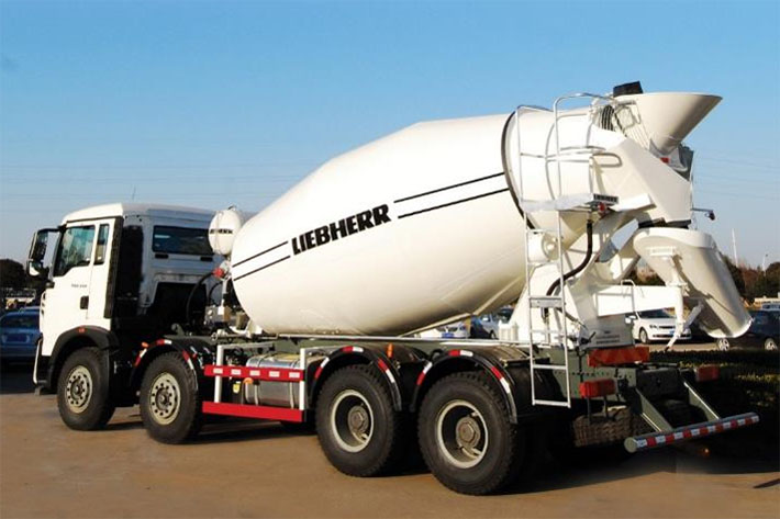 Efficient production: the Liebherr HTM 804 QING truck mixer enables a high feeding and discharging speed and therefore an efficient production.