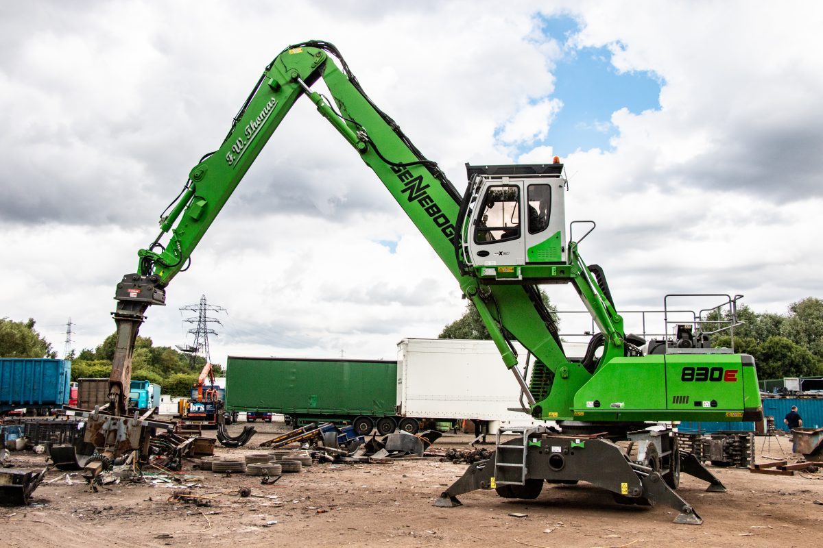Changing made easy: Dismantling trucks at F.W. Thomas with a SENNEBOGEN 830 E and various attachments