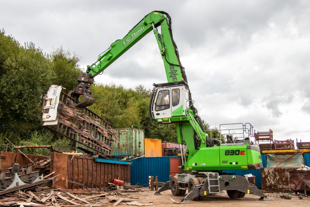 Changing made easy: Dismantling trucks at F.W. Thomas with a SENNEBOGEN 830 E and various attachments