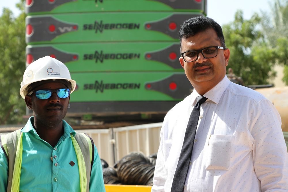 Construction site supervisor Mr. Srinivas Badala from the National Plant company and Mr. Murali Vasudevan from Swaidan Trading, the sales and service partner in charge, who is responsible for advice on and service for the machine.