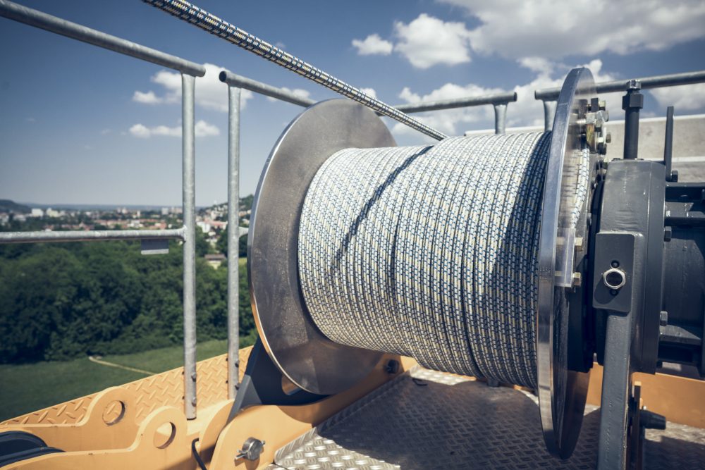 The high-tensile fibre ropes underwent a wide range of tests conducted by Liebherr.