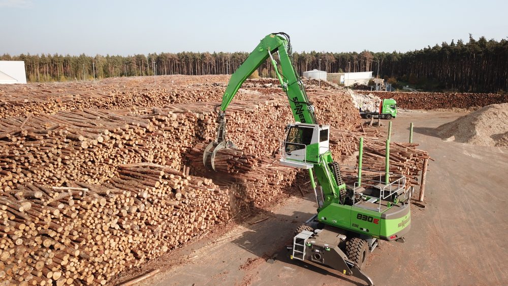 Logs as far as the eye can see. In the thick of the action: the SENNEBOGEN 830 M material handler delivered by SWECON in 2018. It features a trailer and extra-powerful traction thanks to a reinforced all-wheel drive undercarriage.
