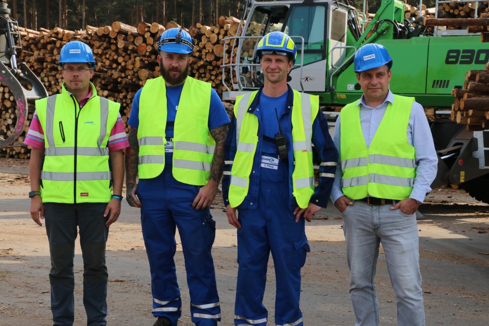 The people who opted for a new logistics concept with a material handler and trailer: (from left) chief wood purchasing manager Olaf Klinkert, machine driver Michael Kliem, fleet manager Sebastian Pätzig and SWECON sales representative Tony Schulze-Günther