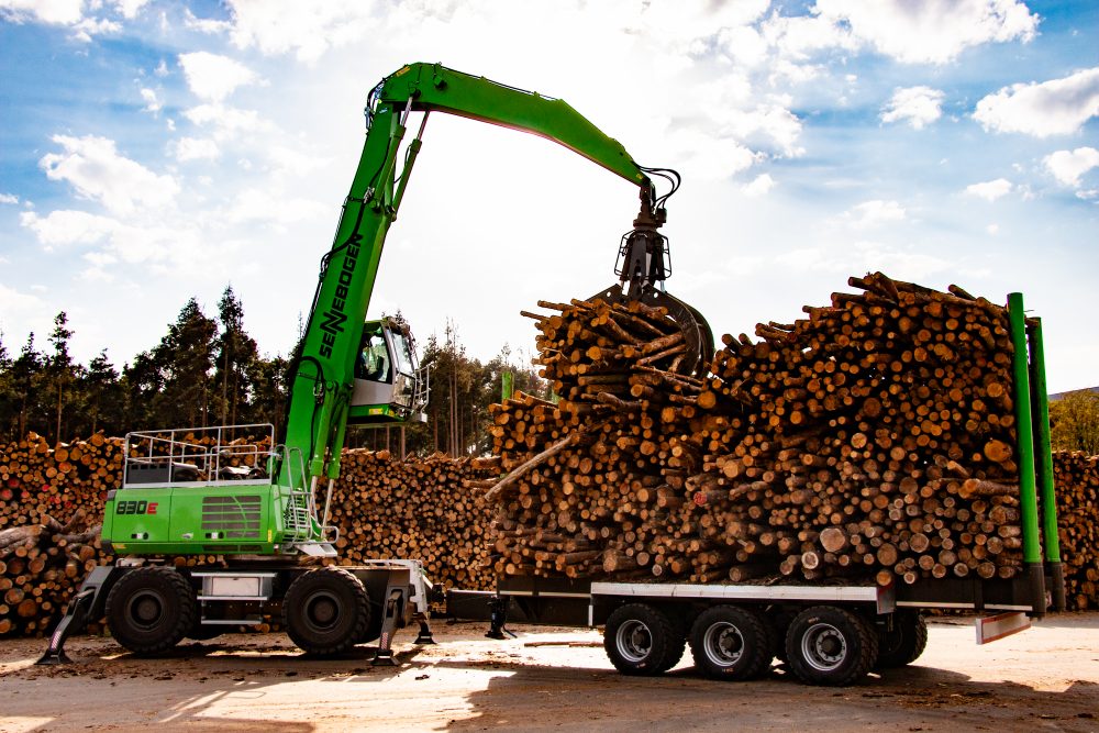 fully loaded, the SENNEBOGEN 830 M transports around 30 tons of log timber on its trailer.