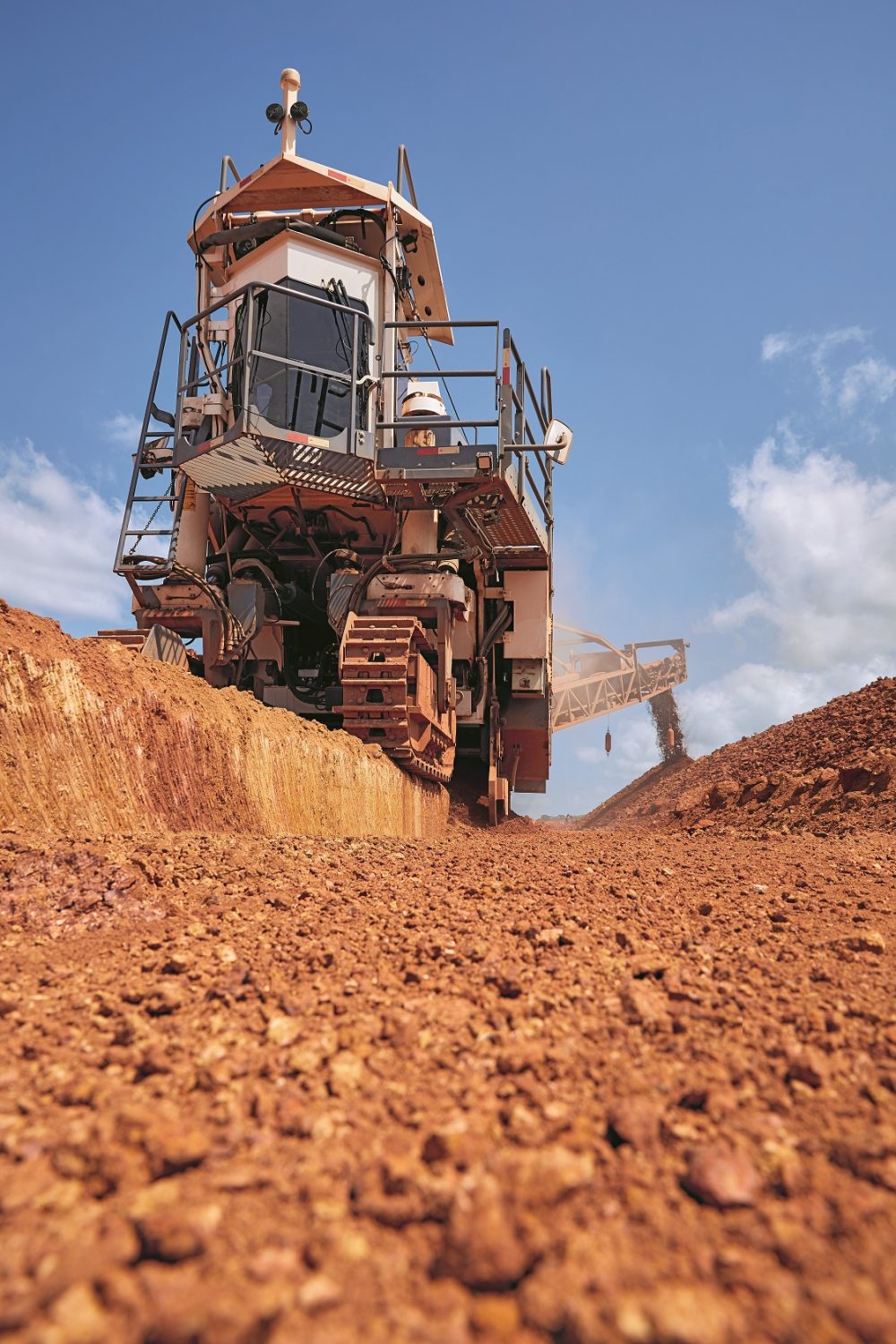 During the mining process, Wirtgen machines produce level surfaces that serve as stable roadways, facilitating rapid transportation of the mined material. During this process, the LEVEL PRO leveling system collects and transmits data on the leveling process and controls the cutting depth from the operator’s stand.