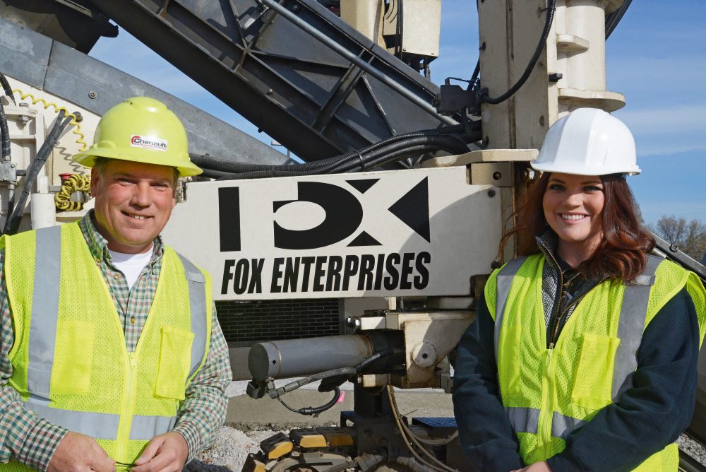 Fox President Ed Chenault and Vice President Samantha Chenault; the company is buying advanced technology as it plans for future generation ownership. Samantha Chenault is happy about the fully automatic 3D control: “The Wirtgen AutoPilot convinced me one hundred percent.”