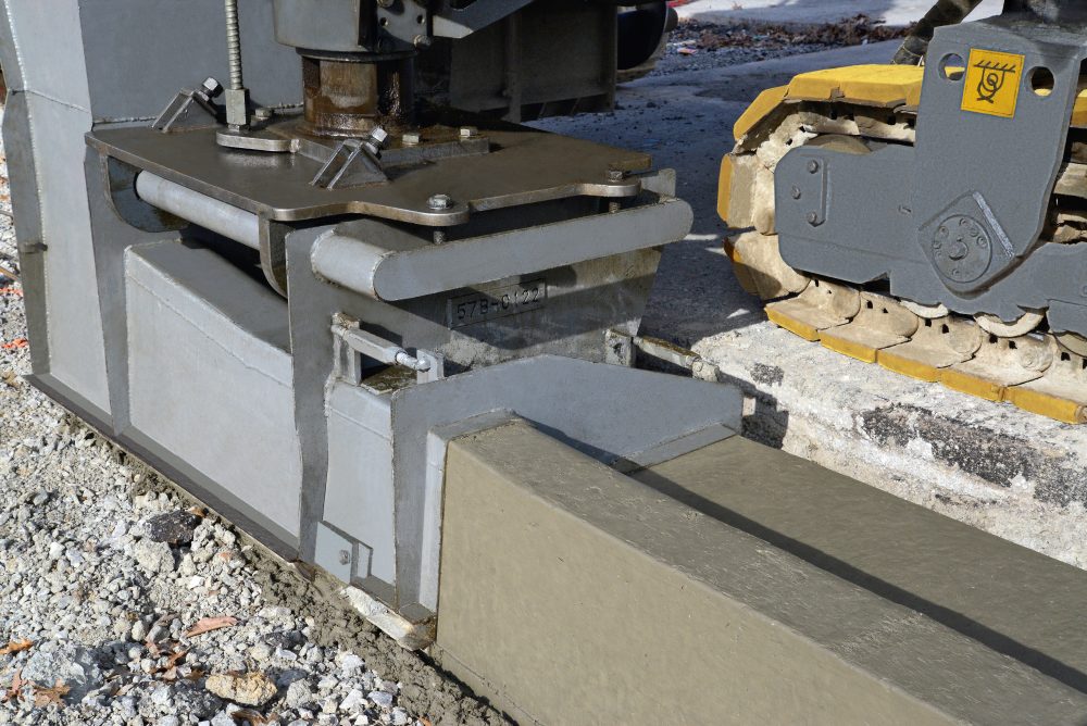 The slipform paver owes its versatility to the highly flexible arrangement of the paving mould and track units. Offset moulds in a wide variety of profi les can be mounted either on the right or on the left side of the machine.