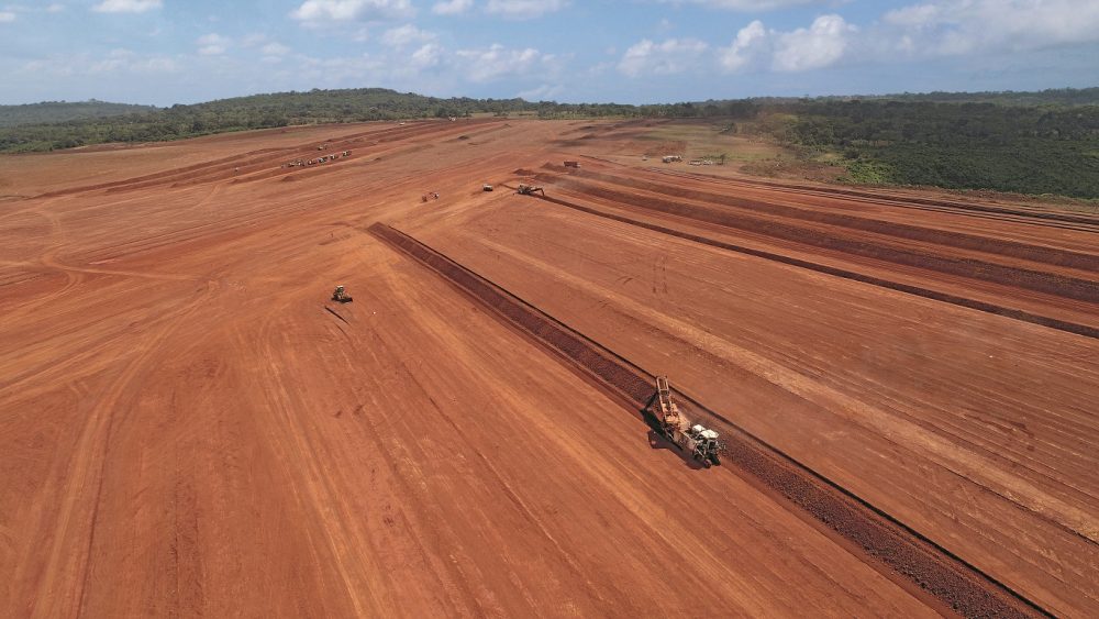 During the mining process, Wirtgen machines produce level surfaces that serve as stable roadways, facilitating rapid transportation of the mined material. During this process, the LEVEL PRO leveling system collects and transmits data on the leveling process and controls the cutting depth from the operator’s stand.