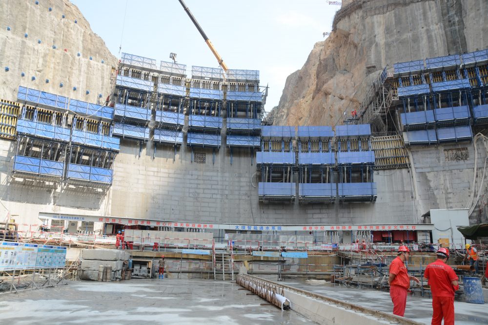 Wudongde dam – one of the biggest hydropower stations in China - The seventh largest hydropower project in the world consists primarily of the construction of a compound arch dam some 300 metres tall, as well as spillways and water-intake and powerhouse structures. Dam formwork D35 is used to construct the compound-arch dam.