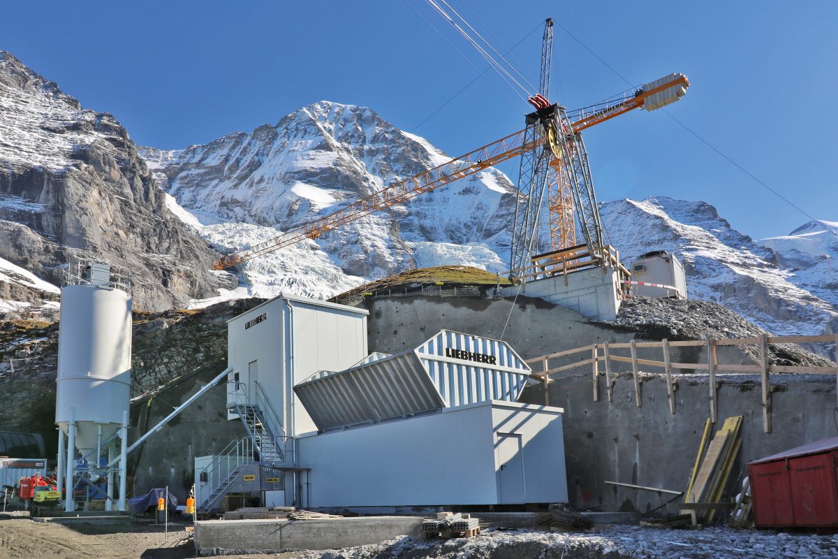 The Liebherr Compactmix 1.0 produces concrete at a height of 2,340 metres for one of the largest aerial cableway projects in European history.
