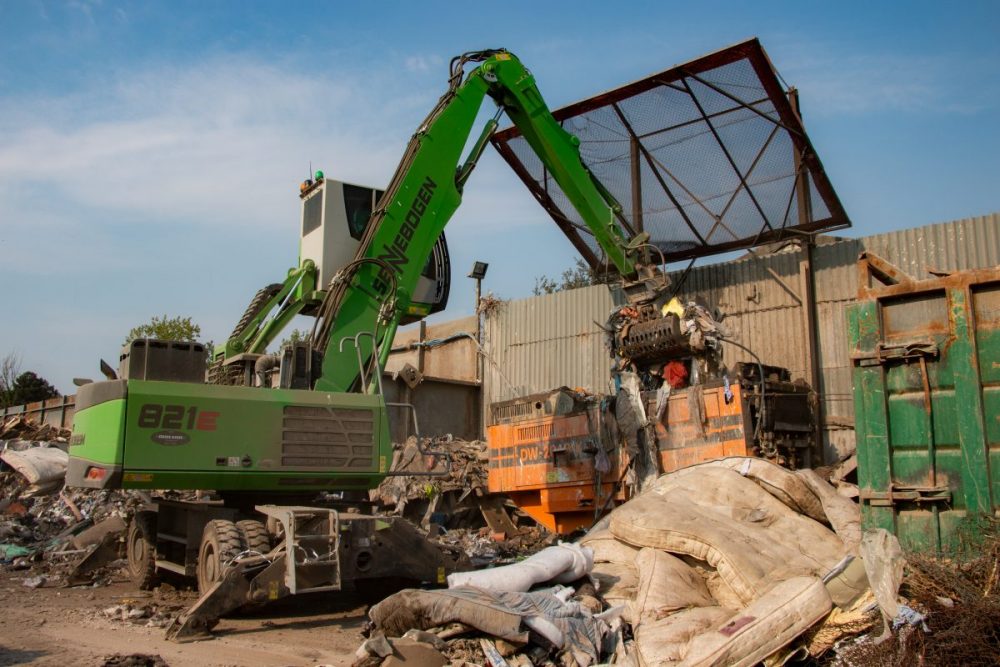 Shredder loading and material presorting are the SENNEBOGEN 821 E material handler's main tasks. It was delivered to English customer Clearaway Ltd. in June 2018 by Molson.