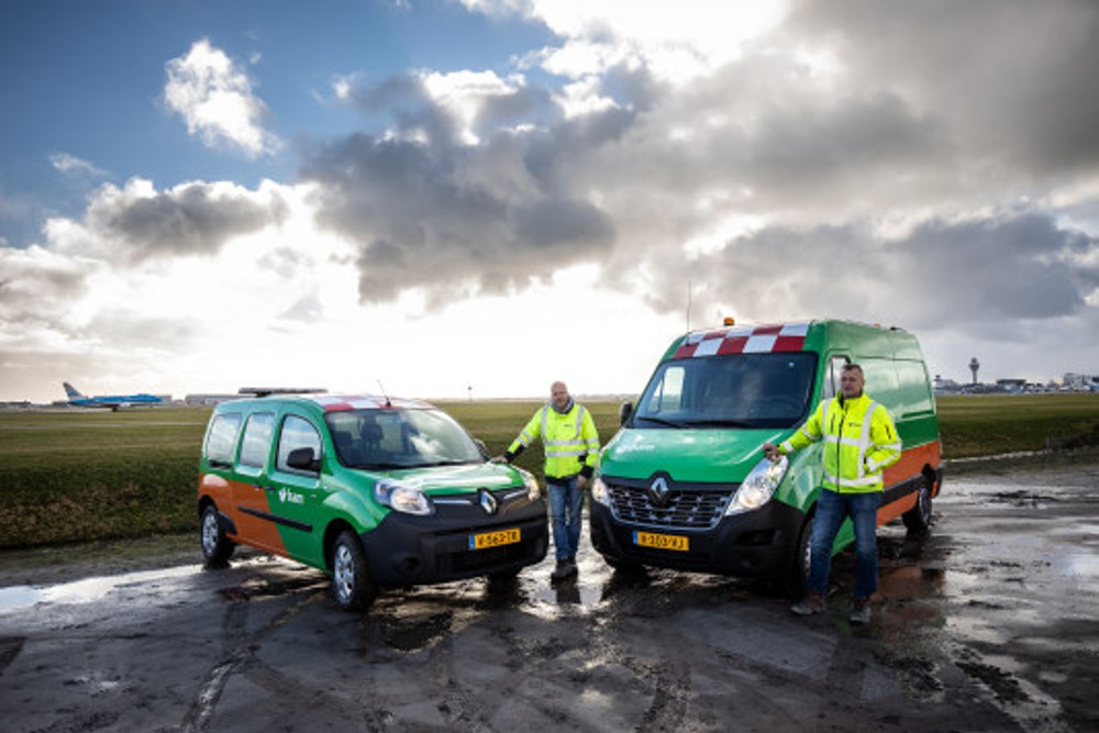 BAM commissioned two electric Renault commercial vehicles at Schiphol, including the first electric Renault Master ZE with solar panels in the Netherlands. BAM Infra Energie & Water uses the electric vehicles for its works for lot 4.