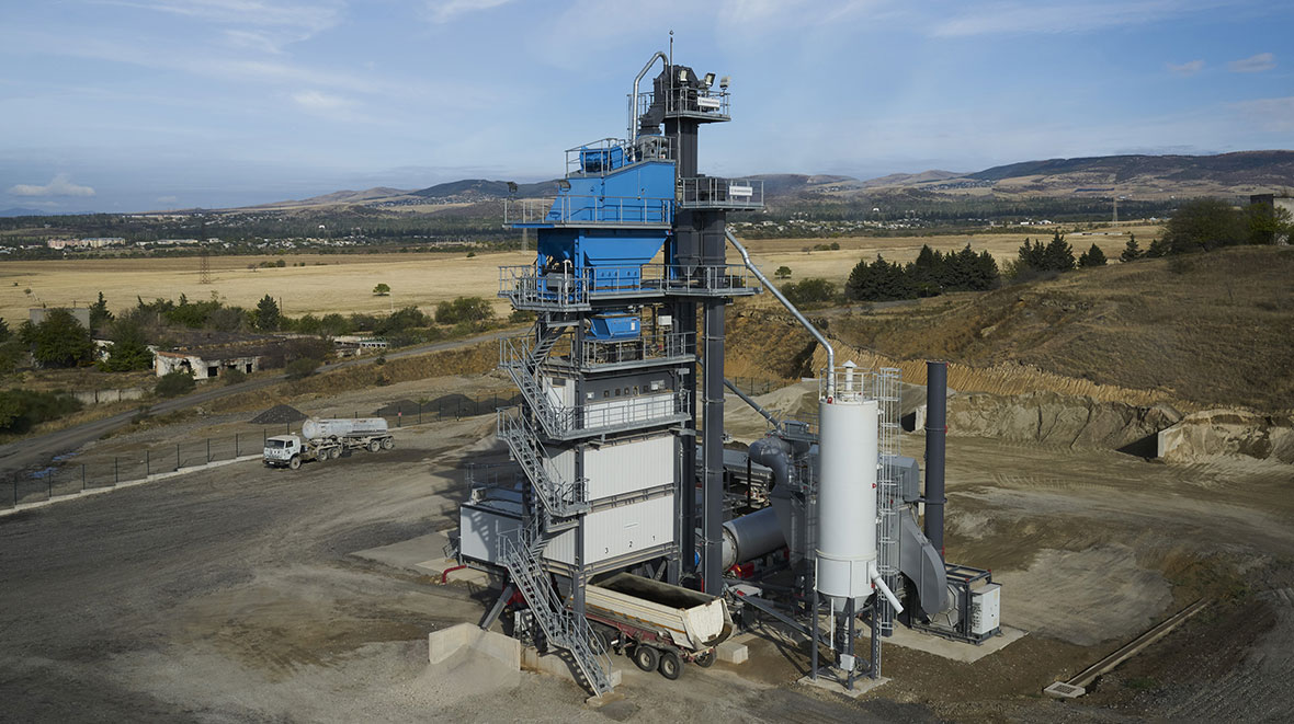 Plant with a 2 t mixer, a mixing capacity of up to 160 t/h and a loading silo of 60 t.