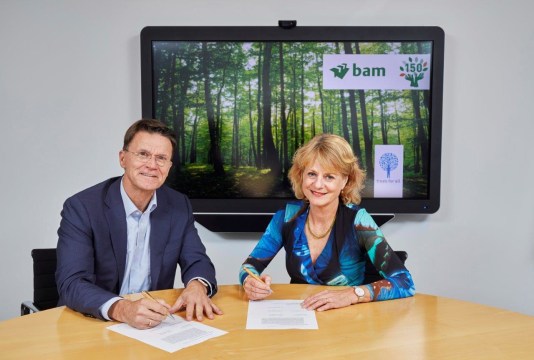 Lena Euwens, director Trees for All, and Rob van Wingerden, CEO Royal BAM Group, sign the collaboration agreement for planting 150,000 trees on the occasion of BAM’s 150th anniversary.