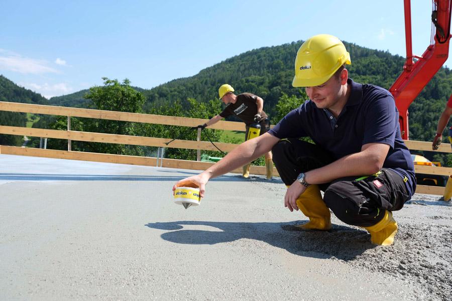 The digital measuring and decision-supporting system Concremote, which measures concrete strength development on site and in real-time, offers numerous new functions with the sensor generation 2.0. Photo: Doka
