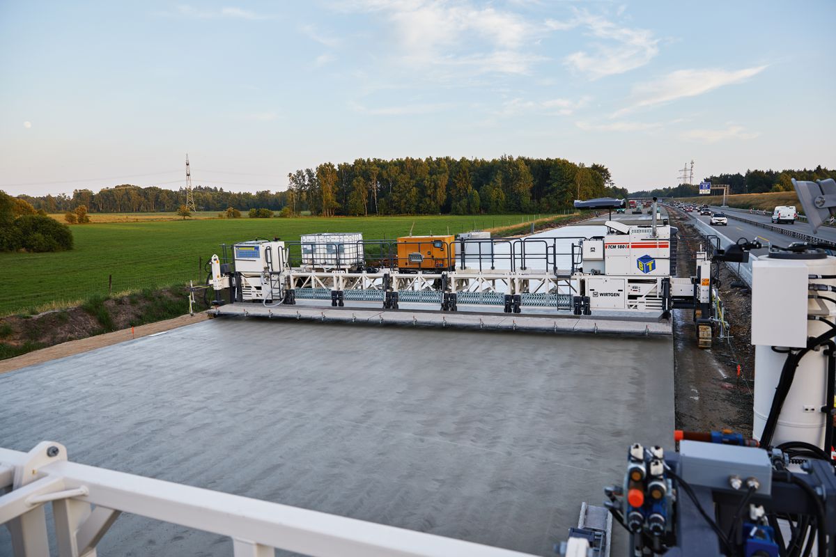 A dazzling performance: this well-versed team was able to achieve paving rates of 400 to 500m in 12-hour shift operation. “For us, the reliability, cost-efficiency and precision of Wirtgen are the decisive factors.” Mirko Pokrajcic, Managing Director, BT Beton-Technik GmbH