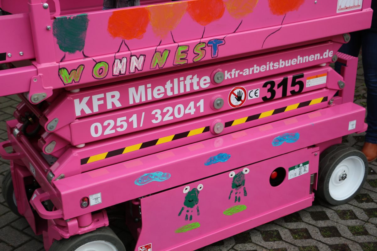 Skyjack paints the Stacks Pink with German Customer to support Lebenshilfe Munster