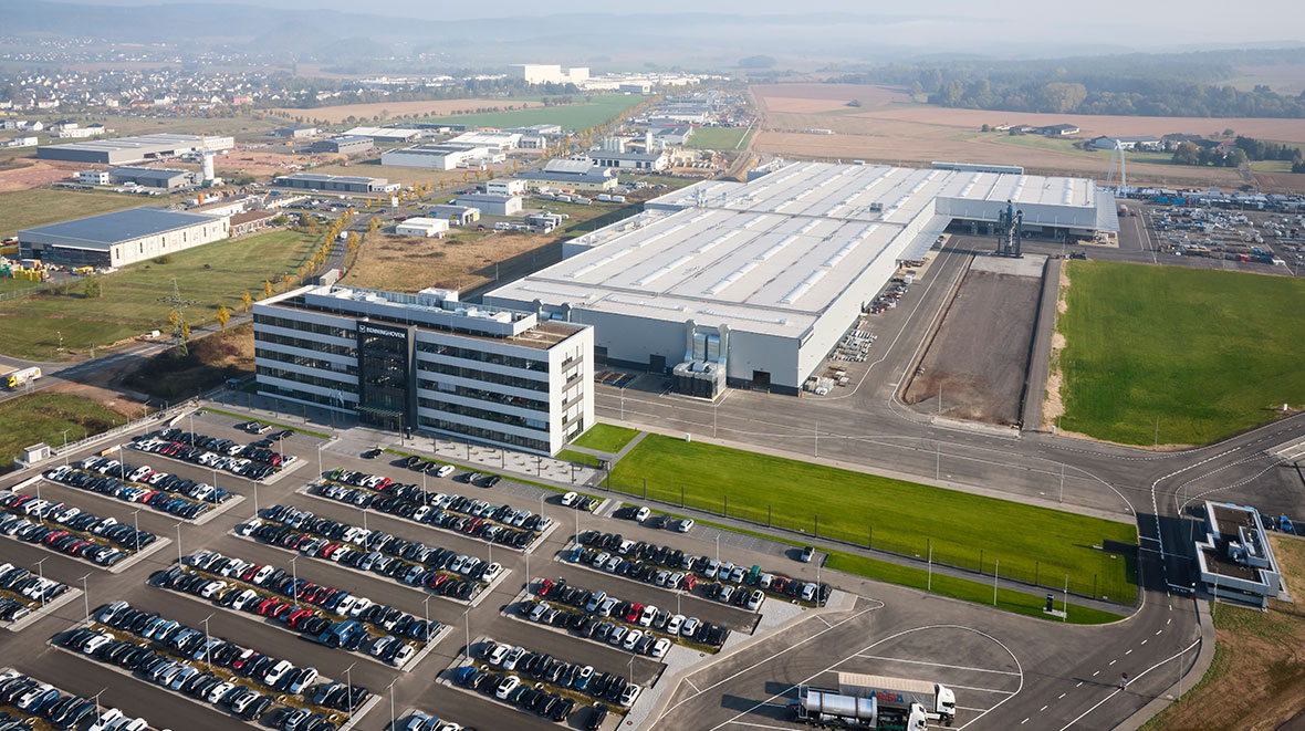 The new BENNINGHOVEN factory – 800 employees, 62 apprentices (as of August 2018), 310,000 m² total site area, 60,000 m² hall area, 12,000 m² administration building spanning five floors.