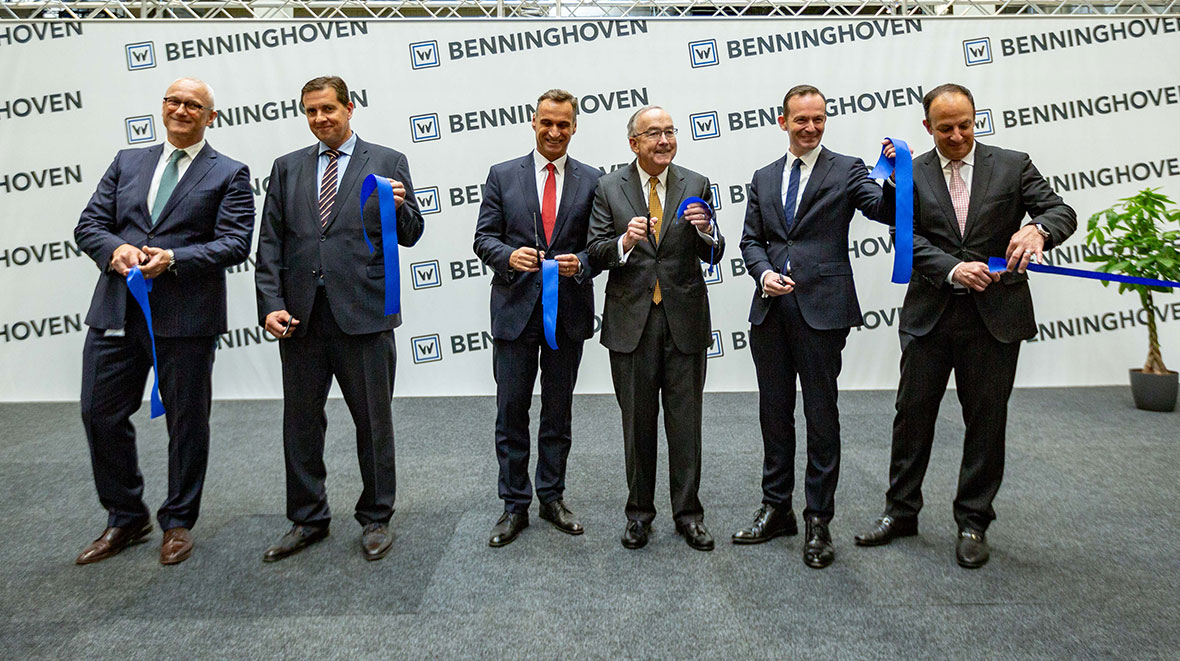 The symbolic cutting of the ribbon at the opening ceremony of BENNINGHOVEN GmbH & Co. KG, as a sign of the new beginning – (from left to right) Dr Heinrich Steins, Managing Director; Mr Oliver Fich, Plant Manager; Mr Joachim Rodenkirch, Mayor of Wittlich; Mr Samuel R. Allen, Chairman John Deere; Dr Volker Wissing, Minister for Commerce, Transport, Agriculture and Viticulture and Deputy Prime Minister of the State of Rhineland-Palatinate; Domenic Ruccolo, CEO WIRTGEN GROUP.