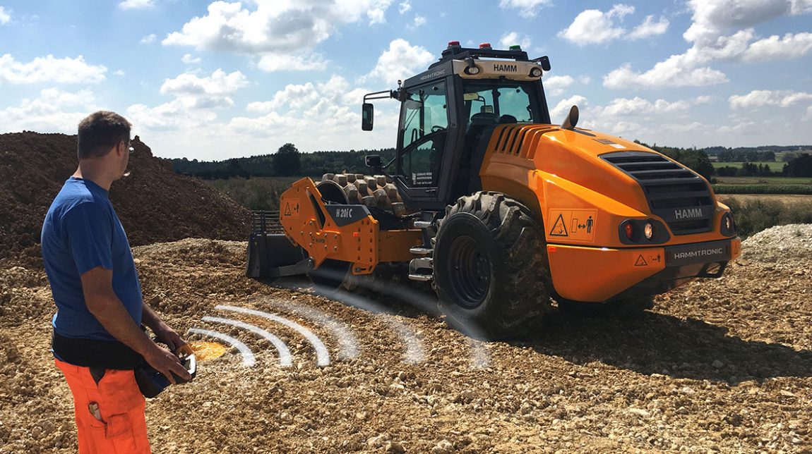 The future is already here: a remotely controlled roller, on show at Bauma 2019. In the HAMM Technology Center, multimedia presentations allow visitors to learn more about this application.