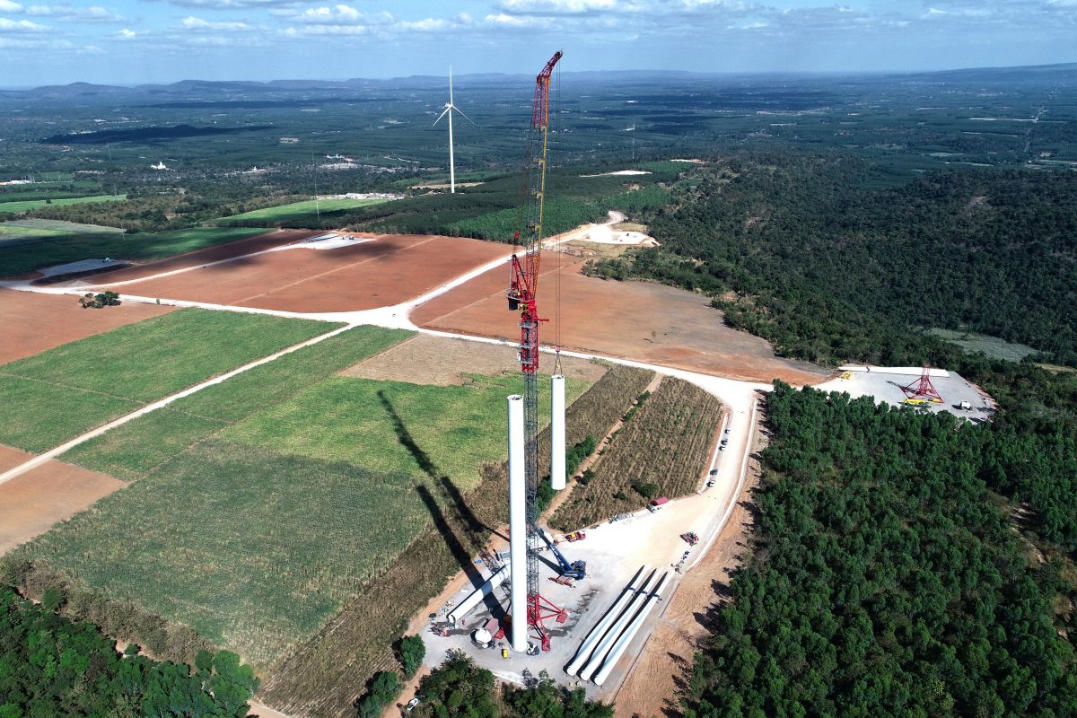 ALE uses the K1650L tower cranes installation wind tower sections.
