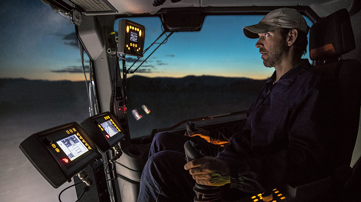 One highlight of Wirtgen’s 220 SM/220 SMi surface miner is the spacious ROPS/FOPS operator’s cabin. It can be heated or air-conditioned and is soundproofed and isolated from vibrations. All of the machine’s key functions have been integrated into the multifunctional joystick.