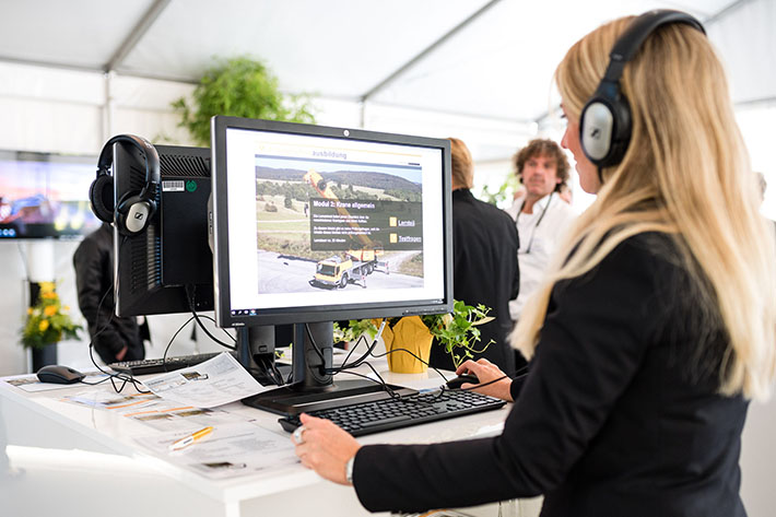 Liebherr will present a new product for digital mobile crane operator training in 2019 at its Bauma exhibition stand. It is a joint product from e-learning production company Krassmann Produktion GmbH, lawyer Dr. Rudolf Saller and Liebherr-Werk Ehingen GmbH. The new tool was unveiled for the first time at the customer days in Ehingen in June 2018.