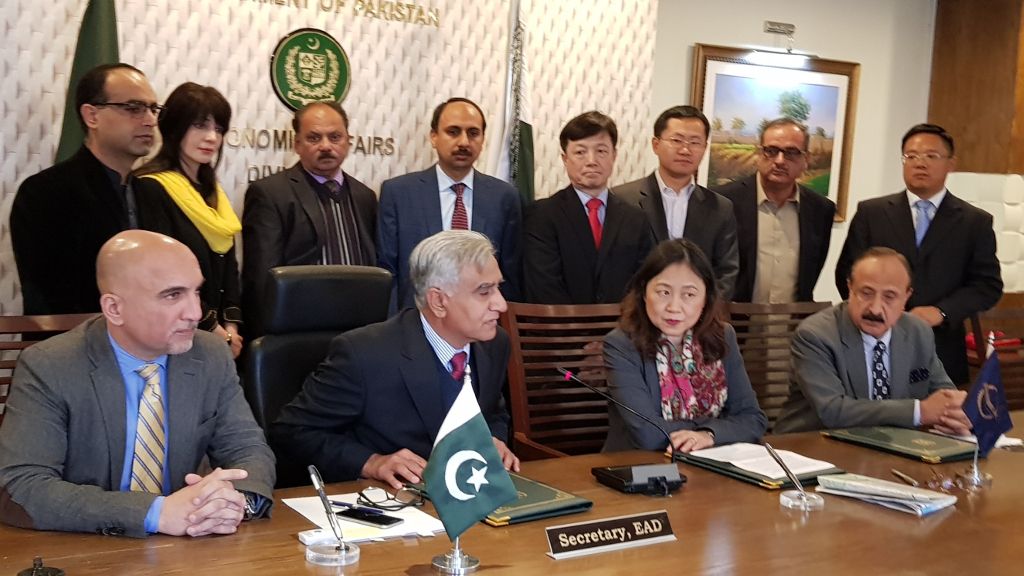Secretary of the Economic Affairs Divison Mr. Noor Ahmed (second from left, sitting) and ADB Country Director for Pakistan Ms. Xiaohong Yang (second from right, sitting) speaking to the media, highlighting the importance of the Mardan–Swabi road in promoting agribusiness, industry, and tourism in Khyber Pakhtunkhwa’s mountain areas.
