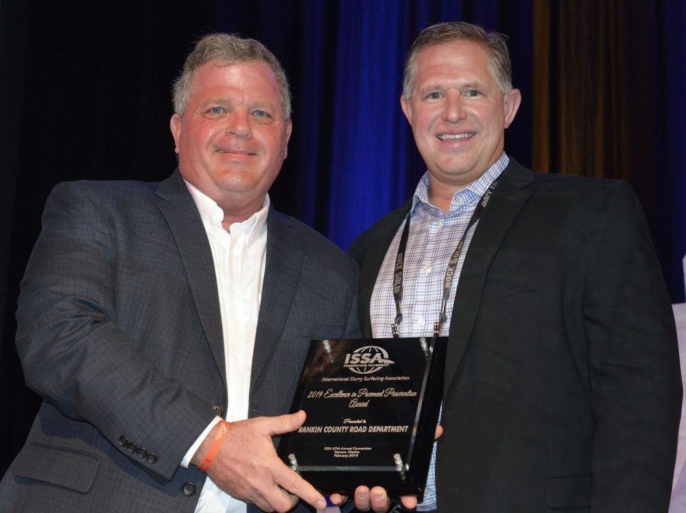 ISSA President Rex Eberly presents the 2019 ISSA Excellence in Pavement Preservation Award to Larry Tomkins, Ergon Asphalt & Emulsions, Inc. Ergon nominated the Rankin County Road Department for this award and accepted on their behalf. Photo by Tom Kuennen, courtesy of FP2.