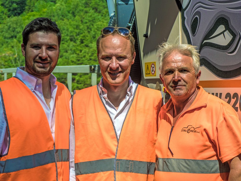 Emanuele Franco (Technical Director), Ernesto Franco (Managing Director) and Pop Vasilev Gonco (Senior Milling Machine Operator) from Italfrese are overjoyed with the first job per-formed by their new W 220 large milling machine.