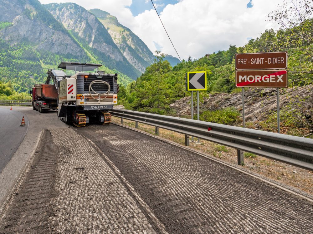 Even just in front of Mont Blanc at an altitude of 1,000 m, the W 220 operated at full capacity, effortlessly milling off the roadway at top speed.